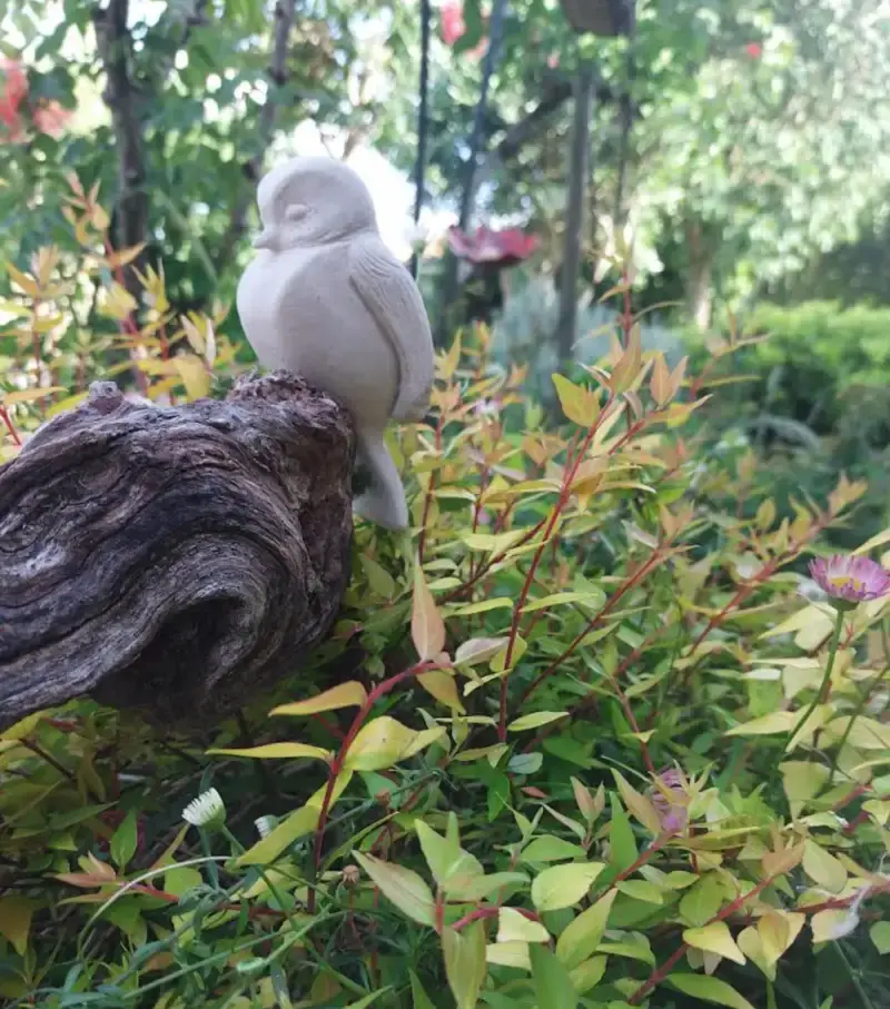 Sculpture “Perchée sur le temps”, représentant une mésange réalisée par Danièle Archambault