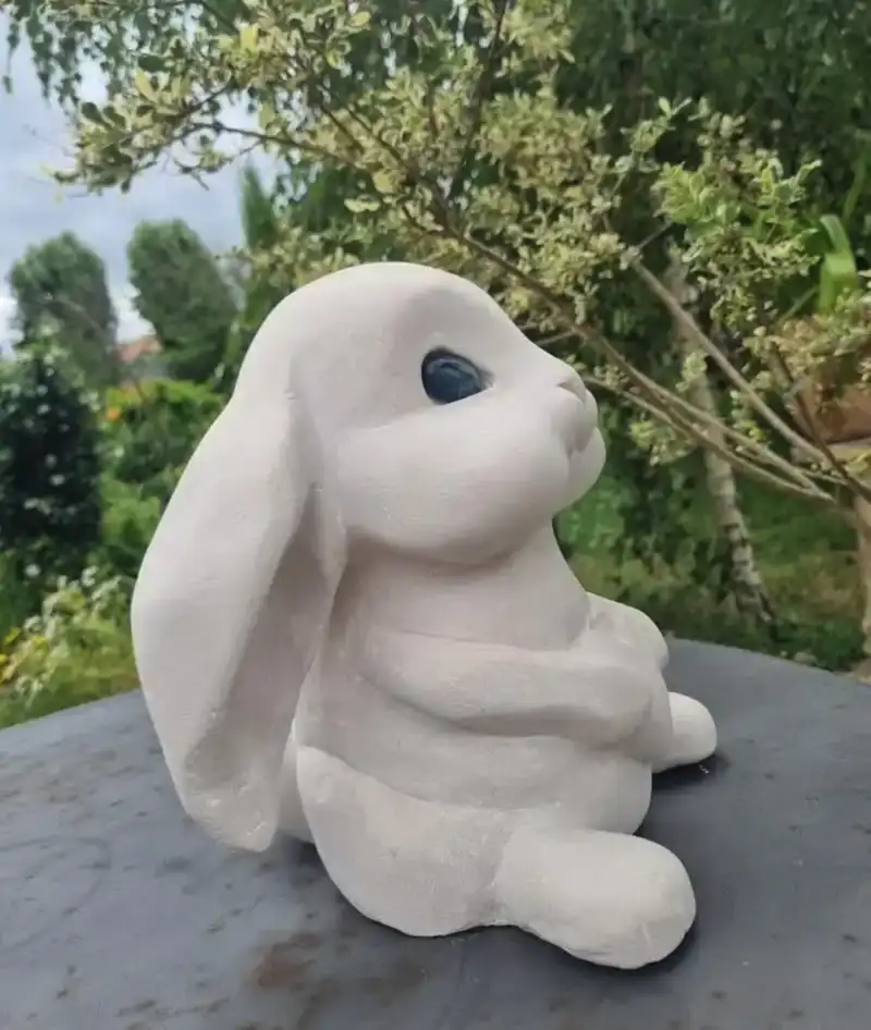 Lapin rêveur en sculpture vu de profil – création originale signée Danièle Archambault – Arttdany.fr