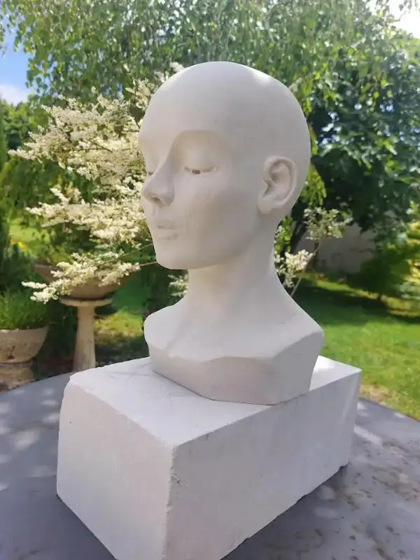 Sculpture intitulée “Rêverie de pierre”, œuvre contemporaine de l’artiste Danièle Archambault
