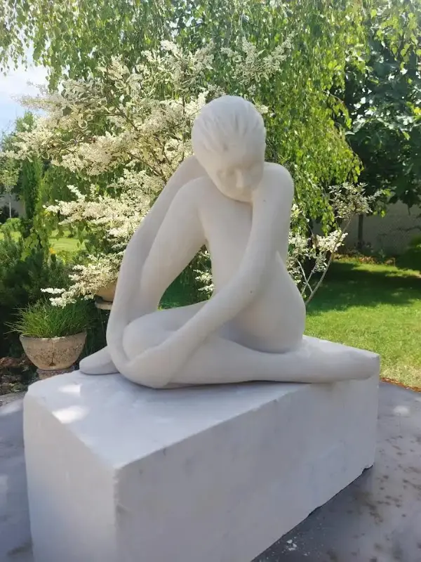 Sculpture “L’Étreinte de soi” –vue de face de l’œuvre réalisée par Danièle Archambault