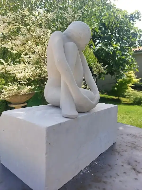 Sculpture “L’Étreinte de soi” – profil de l’œuvre réalisée par Danièle Archambault