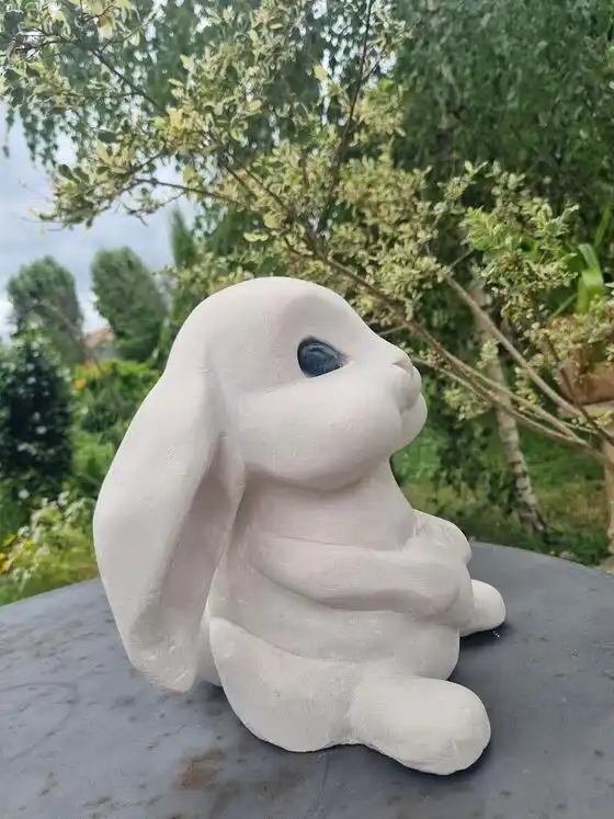 Sculpture en profil du Lapin Rêveur, création de Danièle Archambault