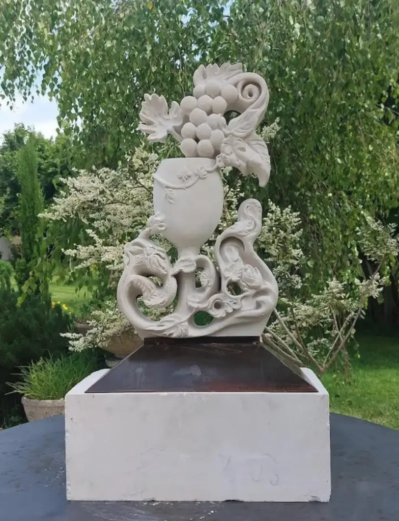 Sculpture vue de face “Le Calice des Vendanges” réalisée par Danièle Archambault