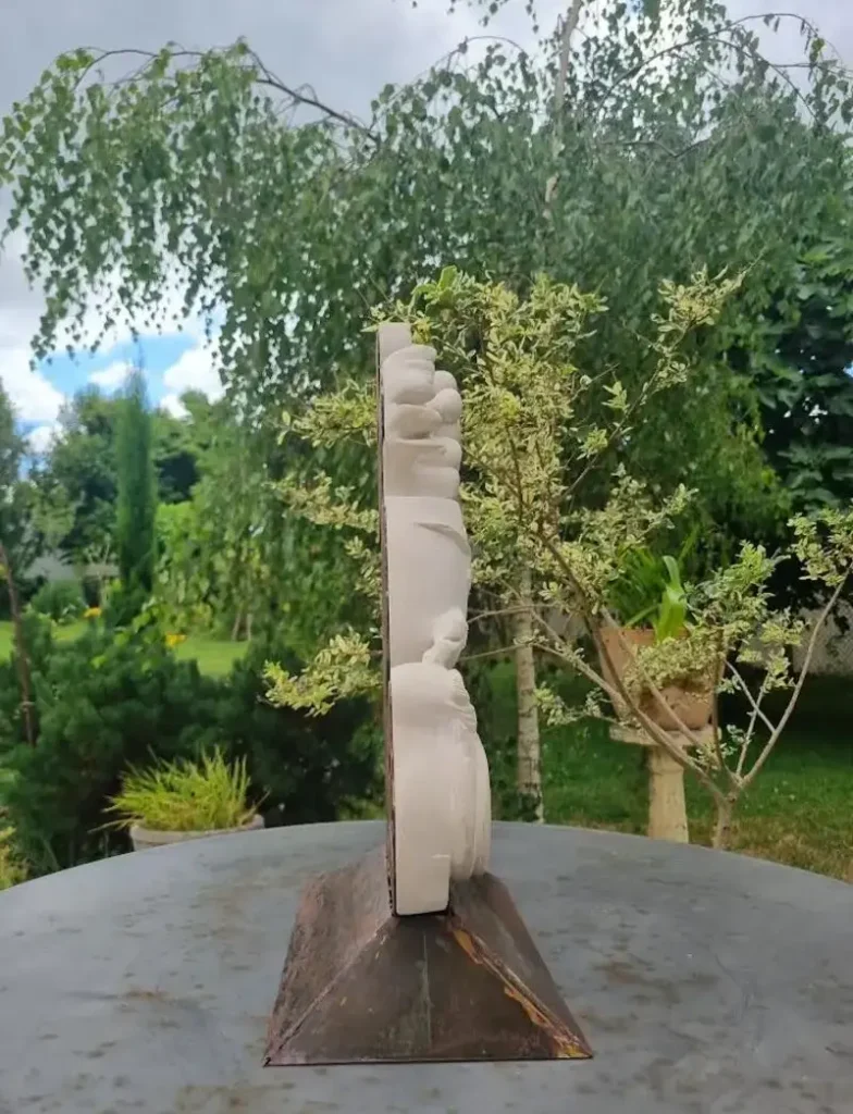 Sculpture vue de profil “Le Calice des Vendanges” réalisée par Danièle Archambault