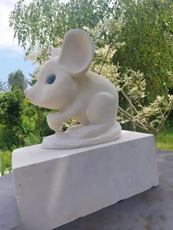 Sculpture poétique, une souris vue de profil, capturant la délicatesse et la force minérale, réalisée par Danièle Archambault