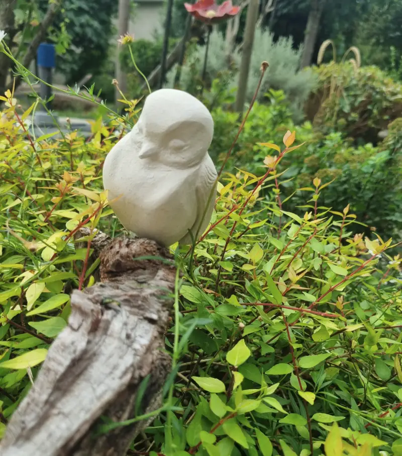 Sculpture “Perchée sur le temps”, représentant une mésange vue de face, œuvre réalisée par Danièle Archambault
