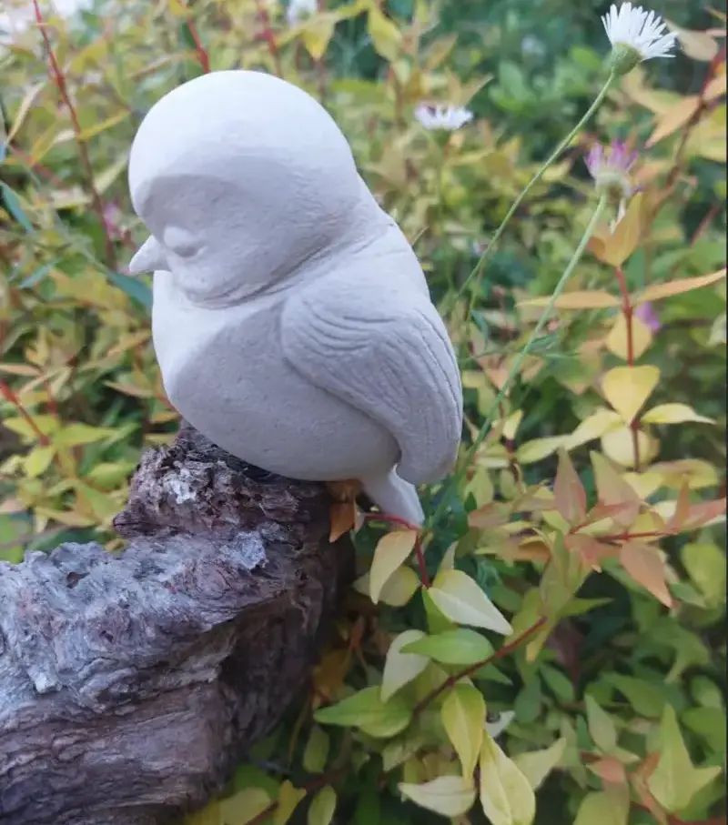 Sculpture “Perchée sur le temps”, représentant une mésange, profil gauche, œuvre réalisée par Danièle Archambault